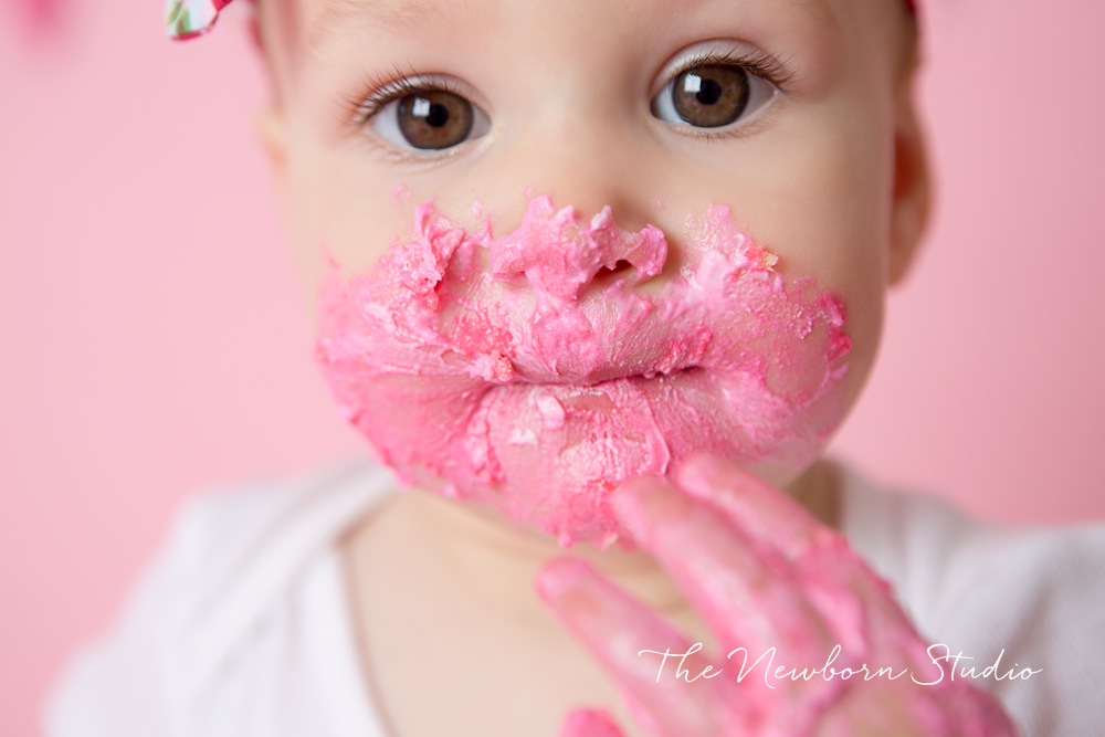 cake smash photos pink girl