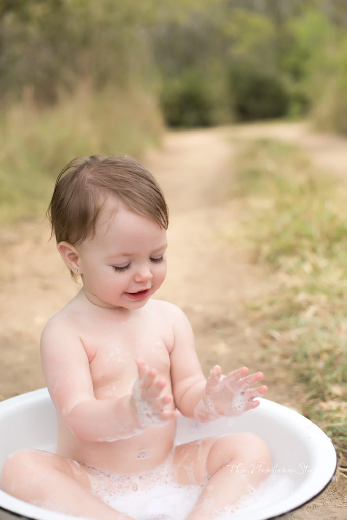 outdoor cake smash bubble bath