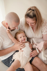 parents cuddling child